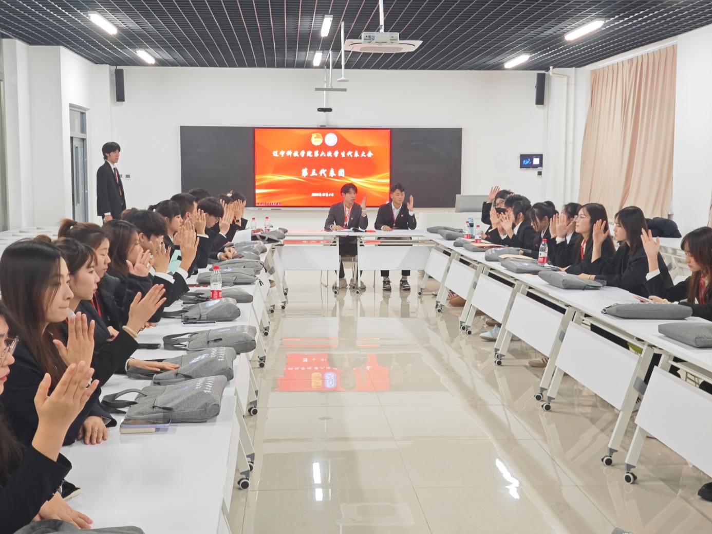 6.分团会议3,举手照片.jpg