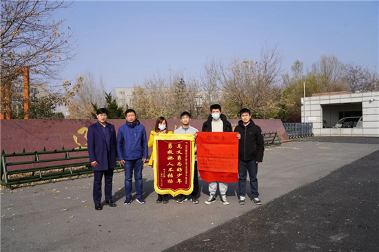 pg娱乐电子游戏官网入口“00后”大学生勇救落水女_fororder_图片5