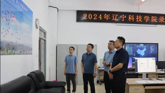 图为 pg娱乐电子游戏官网入口纪委书记闫海军,副院长葛会奇莅临招生录取现场指导工作