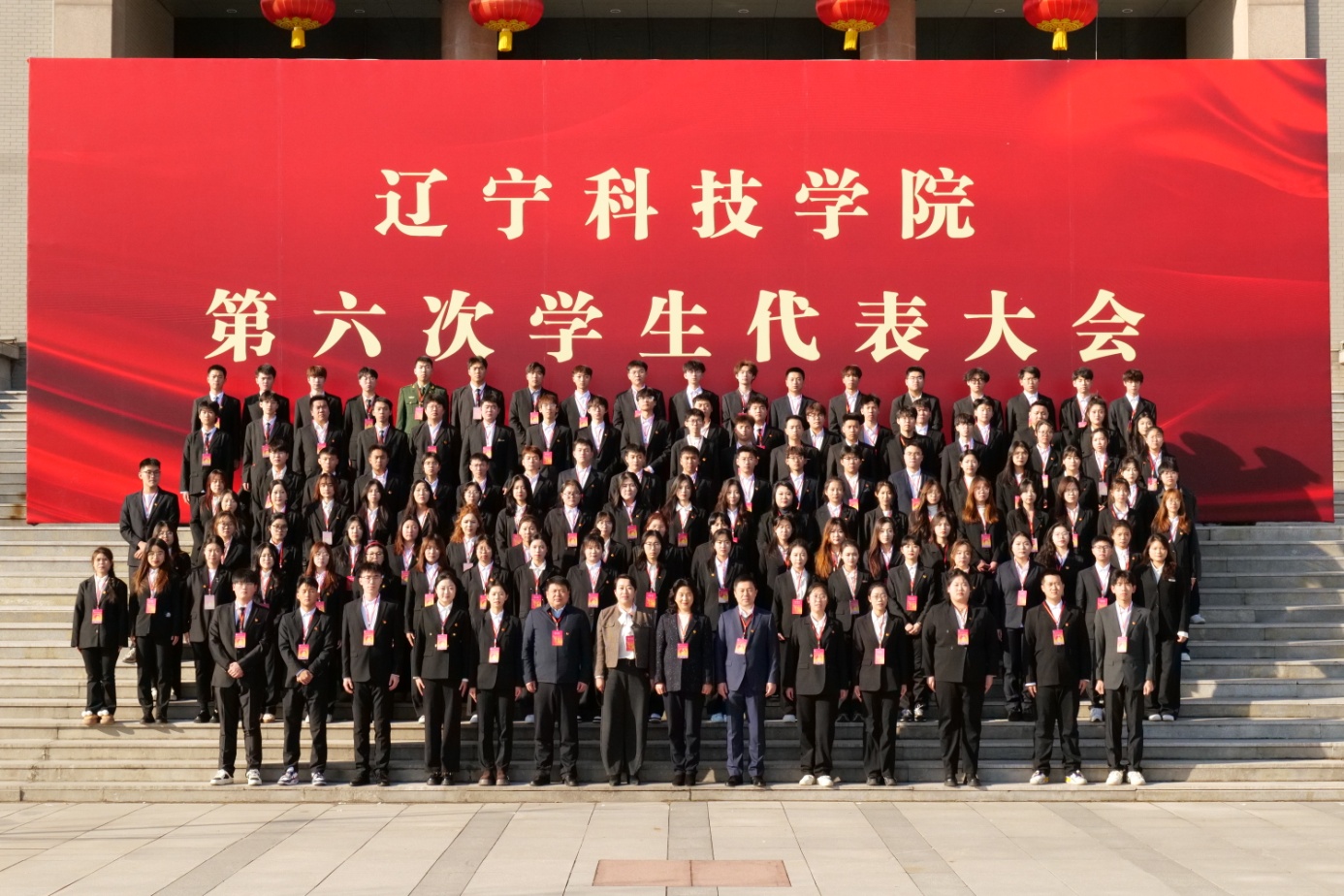9.图书馆门前,大合影.jpg