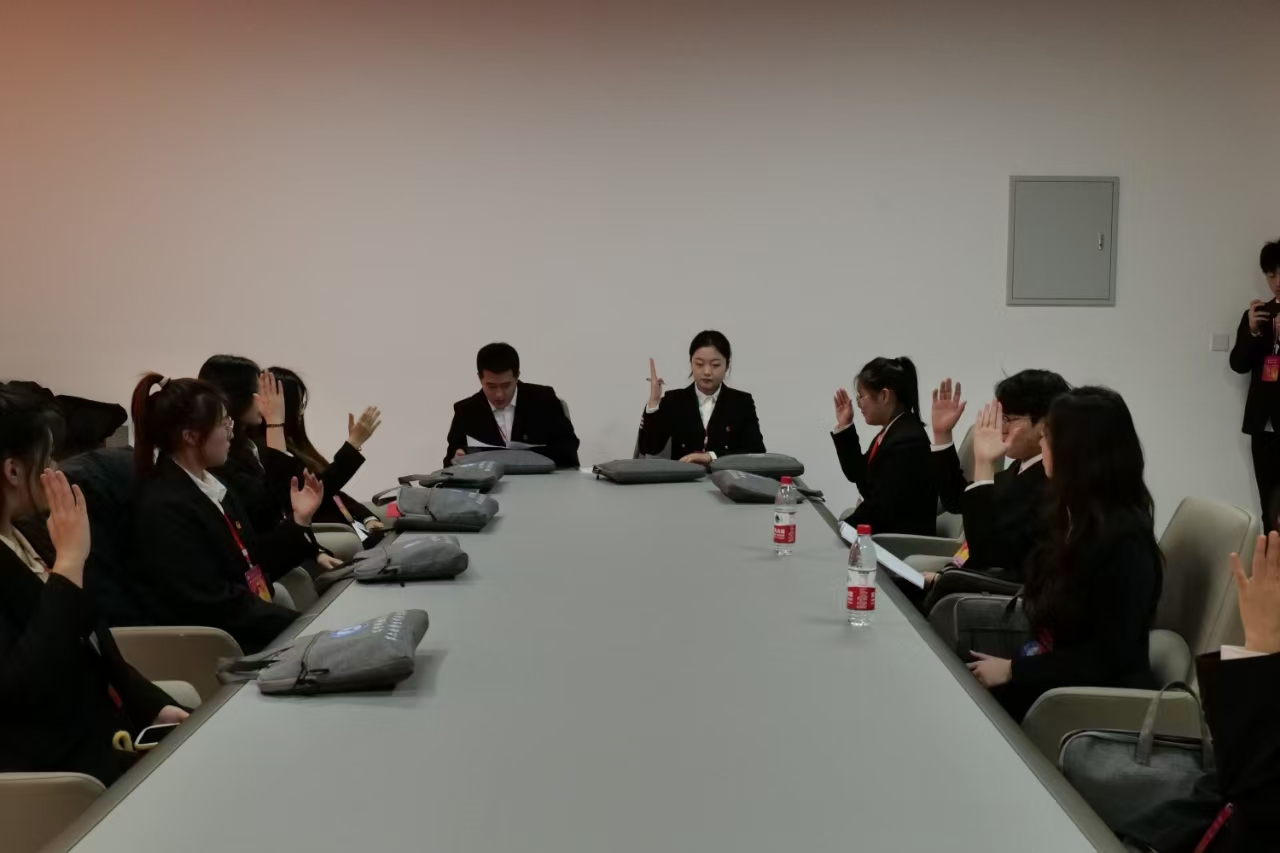 6.分团会议4,举手照片.jpg
