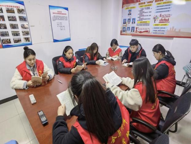 2025年3月4日冶金学院“读雷锋书籍,悟奉献精神”同学集中学习读书
