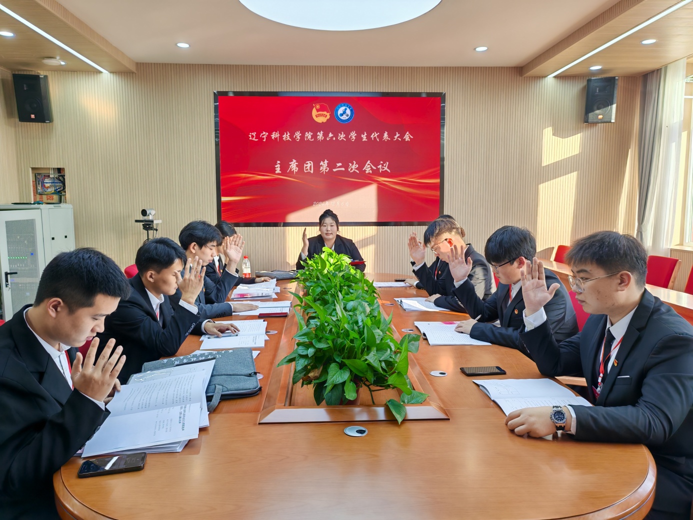 5.团长会议,举手照片.jpg