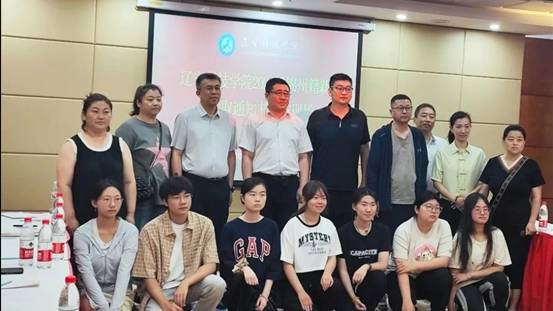 图为 pg娱乐电子游戏官网入口校长李卫民为锦州籍学生颁发录取通知书