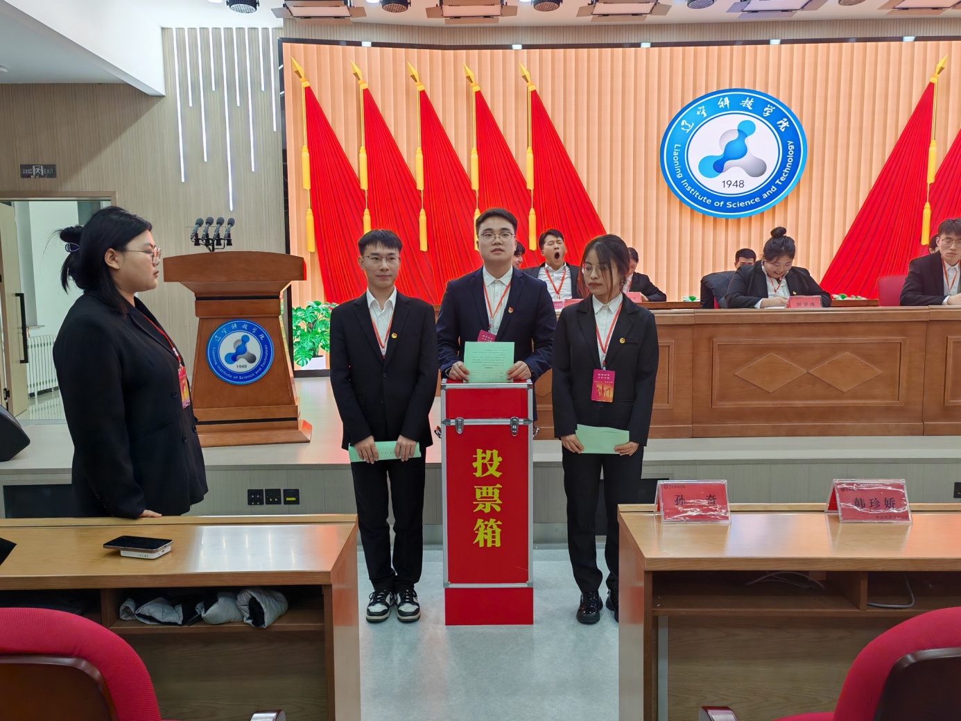 7.闭幕式,总监票人投票照片.jpg